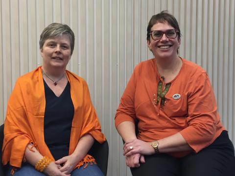 Irene Furulund og Ellen Krageberg kler seg i oransje og markerer FNs internasjonale dag for avskaffelse av vold mot kvinner og jenter.. Foto: Helle Cecilie Berger.