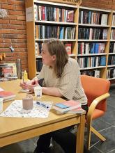 Olaug Nilsen signerer bøker