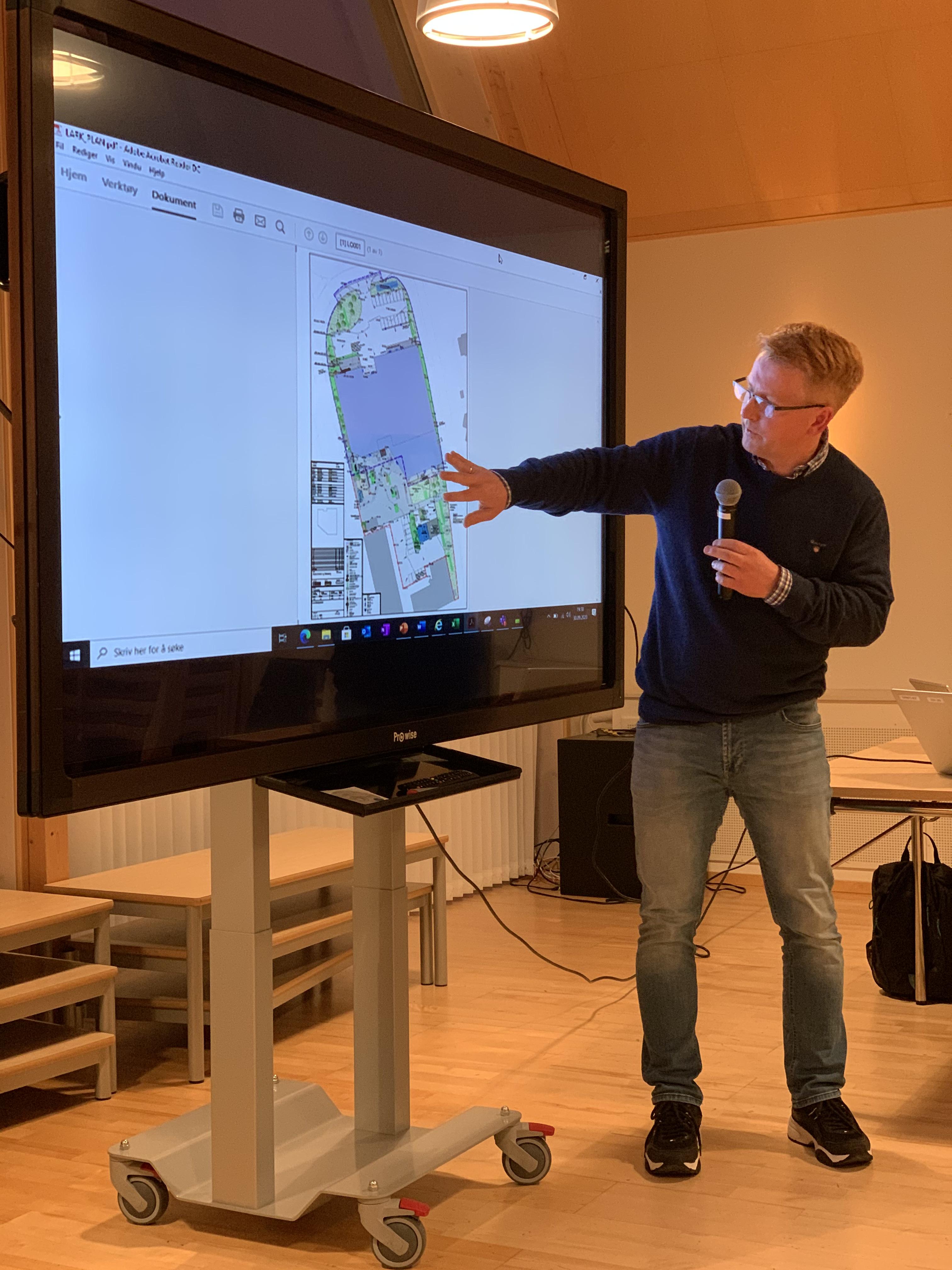 Prosjektleiar orienterer