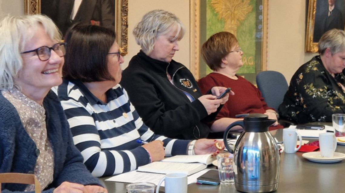Distriktstyrene i Norges Bygdekvinnelag på felles samling 15. oktober i 2025 for å bygge kompetanse og lære mer om hvordan vi kan arbeide med berdskap i Norges Byggdekvinnelag. Foto. Cesilie Aurbakken