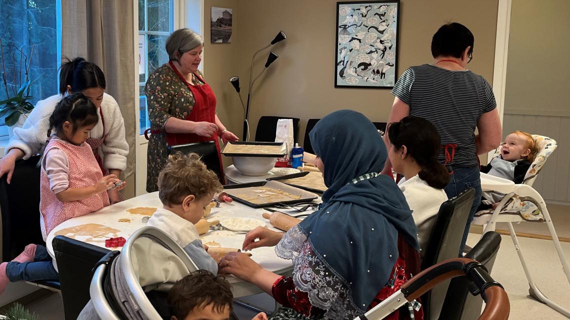 Store og små i sving på kjøkkenet på Aglo familiesenter