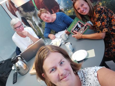 Gruppen som jobber med boken. Gruppen består av Bodil Berg - Akershus Bygdekvinnelag, Marit Helene Lund - Akershus Bygdekvinnelag, Gro Therese Lillehol - Aurskog - Høland Bygdekvinnelag og Hanne Lersveen - Ullensaker Bygdekvinnelag. Bildet er tatt som selfie.