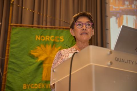Leder i Norges Bygdekvinnelag, Jorun Henriksen fortalte i leders tale om hvordan bygdekvinner skal redde verden med omsorg, kunnskap, nestekjærlighet og solidaritet. Foto: Helle Cecilie Berger.