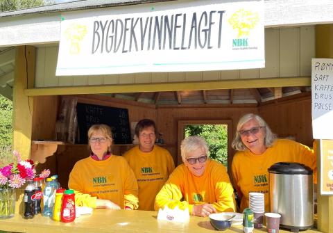 Urtebua bød på bk.a. rømmegrøt. Her med Anne Auen, Anne kristiansen, Randi Traet og Kristine Monrad