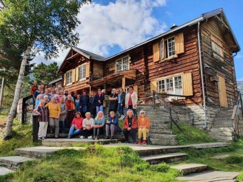 Deltakarane samla framfor Vangshaugen turisthytte i Grødalen i Sunndal