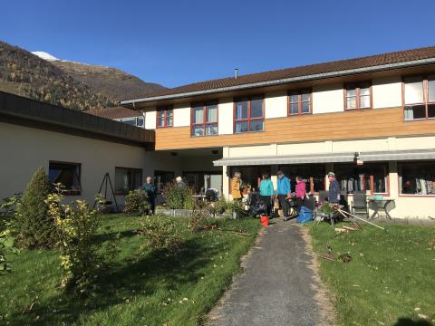10 aktive dugnadsfolk stilte opp i fineveret.