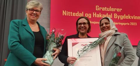 Prisvinner 2023. Her mottar Anne Trehjørningen, Kari Frank og Shama Ahmed prisen på vegne av Nittedal og Hakadal Bygdekvinnelag. Foto. Cesilie Aurbakken.