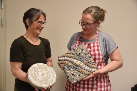 Torhild og Agnes viser fram hellene de laget på kurset i Kråkstad Bygdekvinnelag. Foto: Helle Cecilie Berger