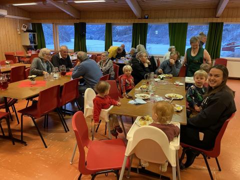 Barn og vaksne rundt kafébord