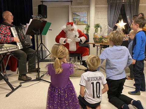 Musiker Karl Iver Dæhlen, nissen og spente unger som følger med. 