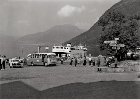 Ferjekai i Kinsarvik på 60-talet. Biar, buss og folk