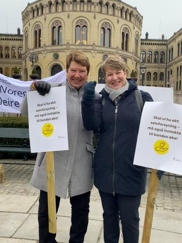 Marit Helene Lund, Akershus Bygdekvinnelag, og Sanna Røhr, nestleder i Norges Bygdekvinnelag, deltok i demonstrasjon for landbrukets kår foran Stortinget, i forkant av høringen på Stortinget. Arrangører var Norges Bondelag og Norsk Bonde- og Småbrukarlag. Foto: Helle Cecilie Berger.