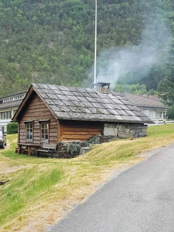 Eldhus med røyk frå taket
