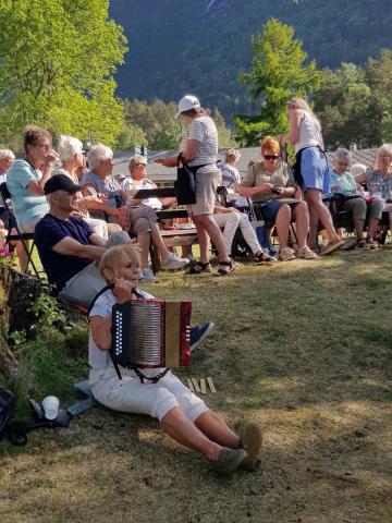 forsamling ute, dame med toradar sit fremst, sommar