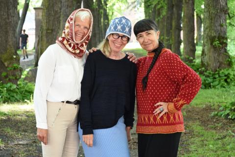 Vinnerne i #strikkung40 er fra v. Åpen klasse en vakker hals strikket av Aud Sæthern,  Eidskog Bygdekvinnelag, Klassen bygdekvinnelua en morsom og nett lue strikket av Anne Marie Endsjø, Ski Bygdekvinnelag, og Klassen bydgekvinnegensen en nett og lett genser strikket av Kirsti Lund, Stokke Bygdekvinnelag. Foto: Helle Cecilie Berger.