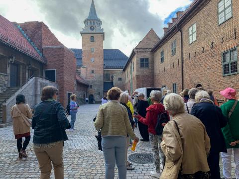 På vei inn i Akershus festning, Inngang Slottet