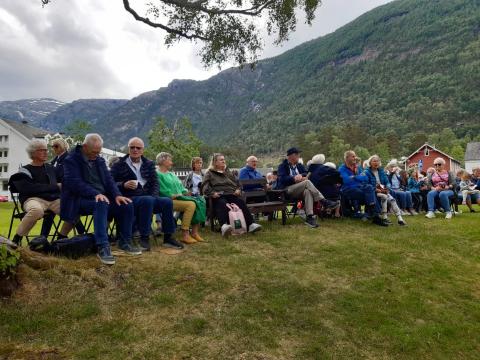 Publikum sit på stolar på Almerket