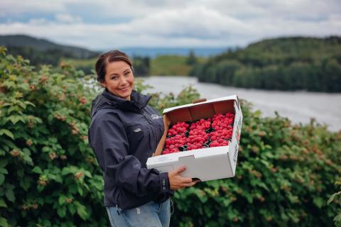 Gründer og bonde Silje Jøleid-Skari med flott bringebær fra egne gård. (Foto: Hilde Karine Skari, Skari Foto). 
