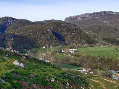 Her ser du garden Fossane i Hjelmeland