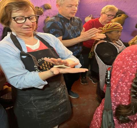 Anna Opheim triller ut tortilla hos maya-kvinnene i Comitancillo i San Marcos, 2 500 meter over havet (foto: Norges Bygdekvinnelag)