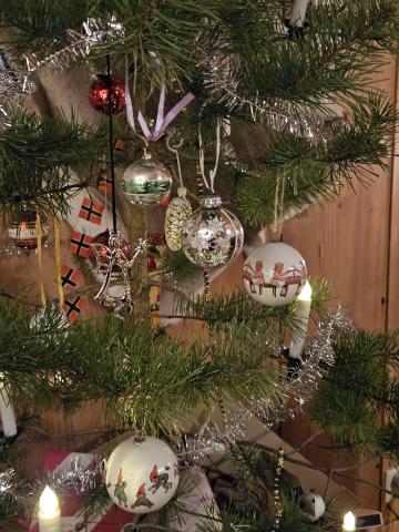 Utsnitt av juletre med kuler