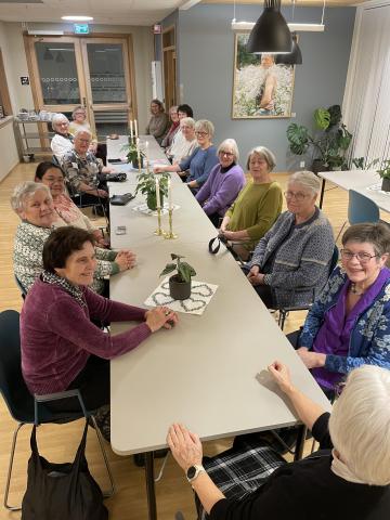 17 damer møtte. 