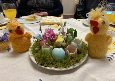 Påske med kyllinger, solo i glasset og egg til pynt. Foto: Inger S. Haug