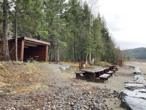 Gapahuk med benker