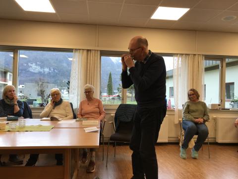 Kjell Rønning spela på munnspel.