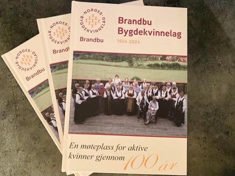 Fortsatt mulig å kjøpe jubileumsboka til Brandbu Bygdekvinnelag.  
