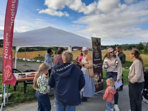 Vi fikk mye besøk på bygdekvinnelagets stand på bygdedagen