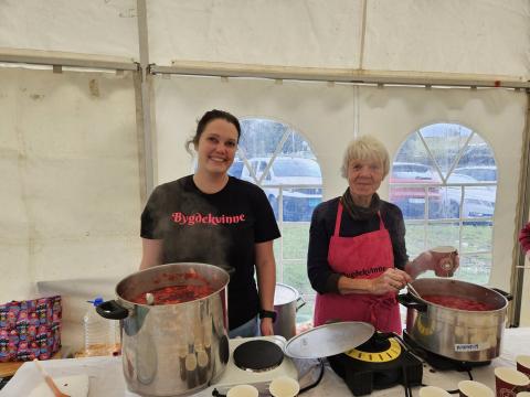 Elisa Grimeland og Anne - Marie Kallum delte ut gratis smaksprøver på betasuppe 