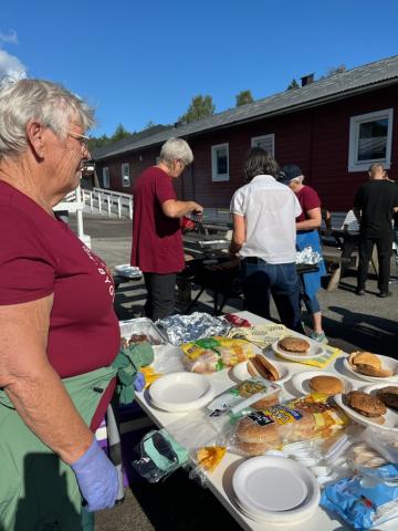 Bygdekvinnelaget ordnet med maten.