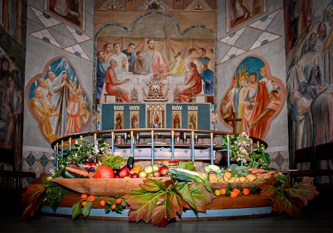 Markens grøde pynter opp alter-ringen i Slagen Kirke