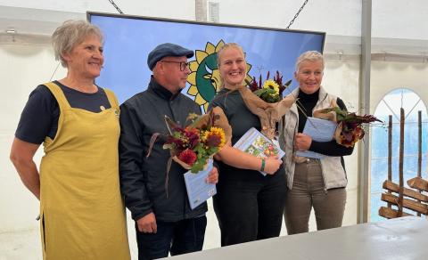 Vinner Linn Bjørg Grytøyr, flankert av Anna Årstøl, Dag Lofstad og Laila G. Moen