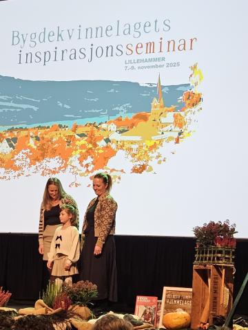 To damer og eit barn på scenen