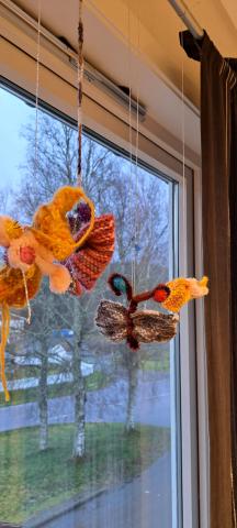 Elevene har strikket fine sommerfugler til å henge i vinduet. 