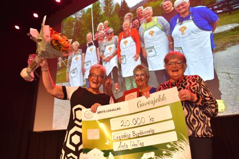 Lesjaskog Bygdekvinnelag ble utnevnt til årets lokallag. Fra v. Laila Brøste, leder i Lesjaskog Bygdekvinnelag, prisutdeler Monika Frisvold Vågan i Norges Bygdekvinnelag og Anna Solveig Krogstie, sekretær i Lesjaskog Bygdekvinnelag. Foto: Helle Cecilie Berger.