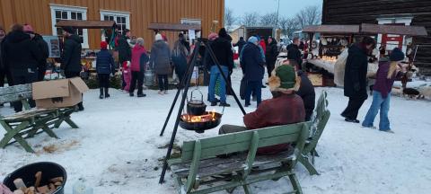 Noen sitter ved kaffebål på julemartna