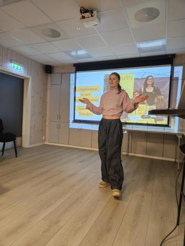 Ung dame,Ylva, framfor lerret med presentasjon