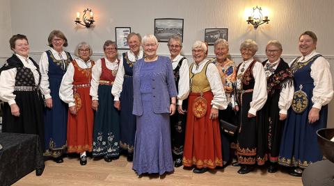 Gjester iført bunad og utvalgt andre