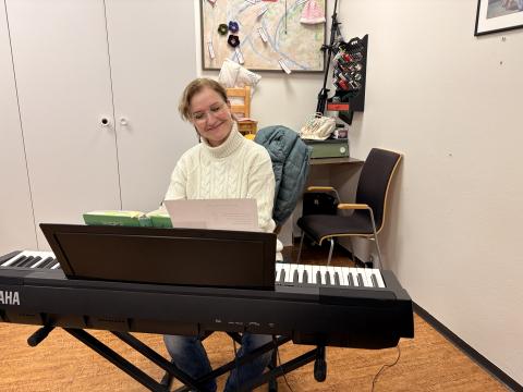 Carolin stiller opp, like blid som alltid!