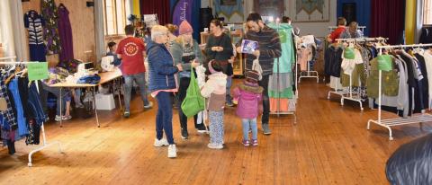 Leke- og klesbyttedag med reparasjonsverksted
