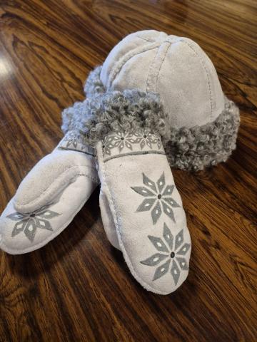 Lue og votter i skinn.