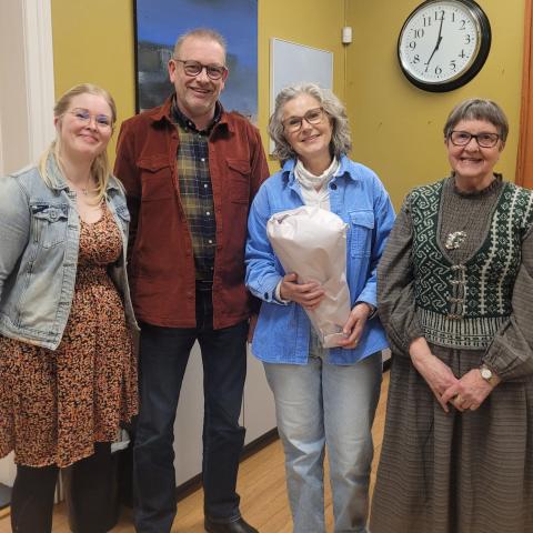 Johnny Thorsbakken fra Eina Bondelag overrakte blomster til leder Kristin Berg Nordstrand. Her flankert av nestleder Anne-Lise Steinsland Thorp og Anne Mari Amlien.