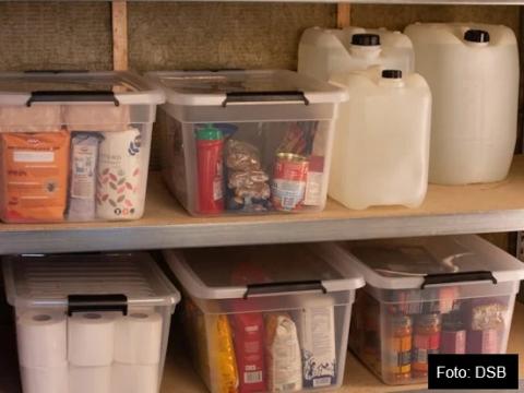 Bilde av tørrvarer, glass, hermetikk og vannkanner for beredskap