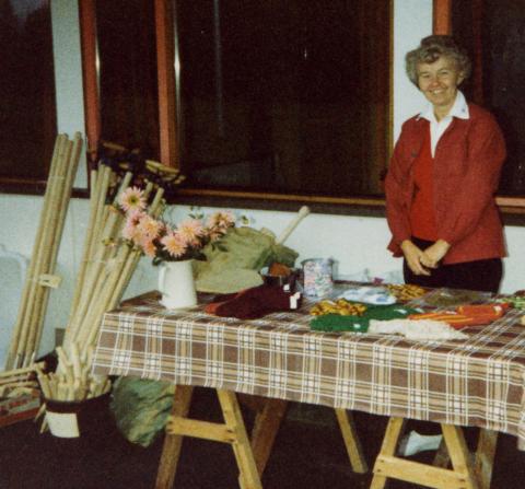 1.Minimarked på Hillestad skole 1983 - Ellen-Marie Rønningen ved sin salgsbod