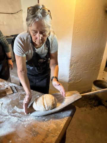 Berit legger brød på spaden