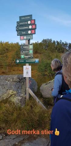 Godt merka stier på vegen. 