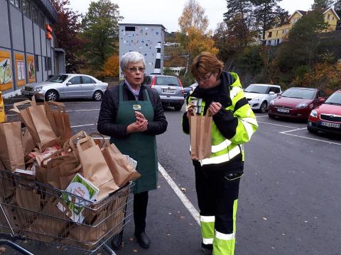 Marit Valland deler ut bygg og forteller om byggets gode egenskaper under fjorårets aksjon 16. oktober.